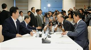 英国のＥＵ離脱問題への対応を協議する会合に臨む（左手前から）安倍首相、菅官房長官、日銀の中曽宏副総裁、麻生財務相＝６月２７日午前、首相官邸