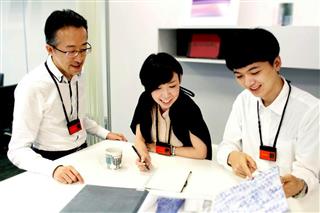 首にかけた名札型ウエアラブルセンサーを通じて、社員の「幸福感」を測定し、適切なアドバイスを行う（日立製作所提供）