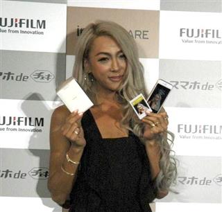 富士フイルムが発売するポーターブルプリンター「スマホｄｅチェキｉｎｓｔａｘＳＨＡＲＥＳＰ－２」をアピールするタレントのＧＥＮＫＩＮＧさん＝２７日、東京都港区