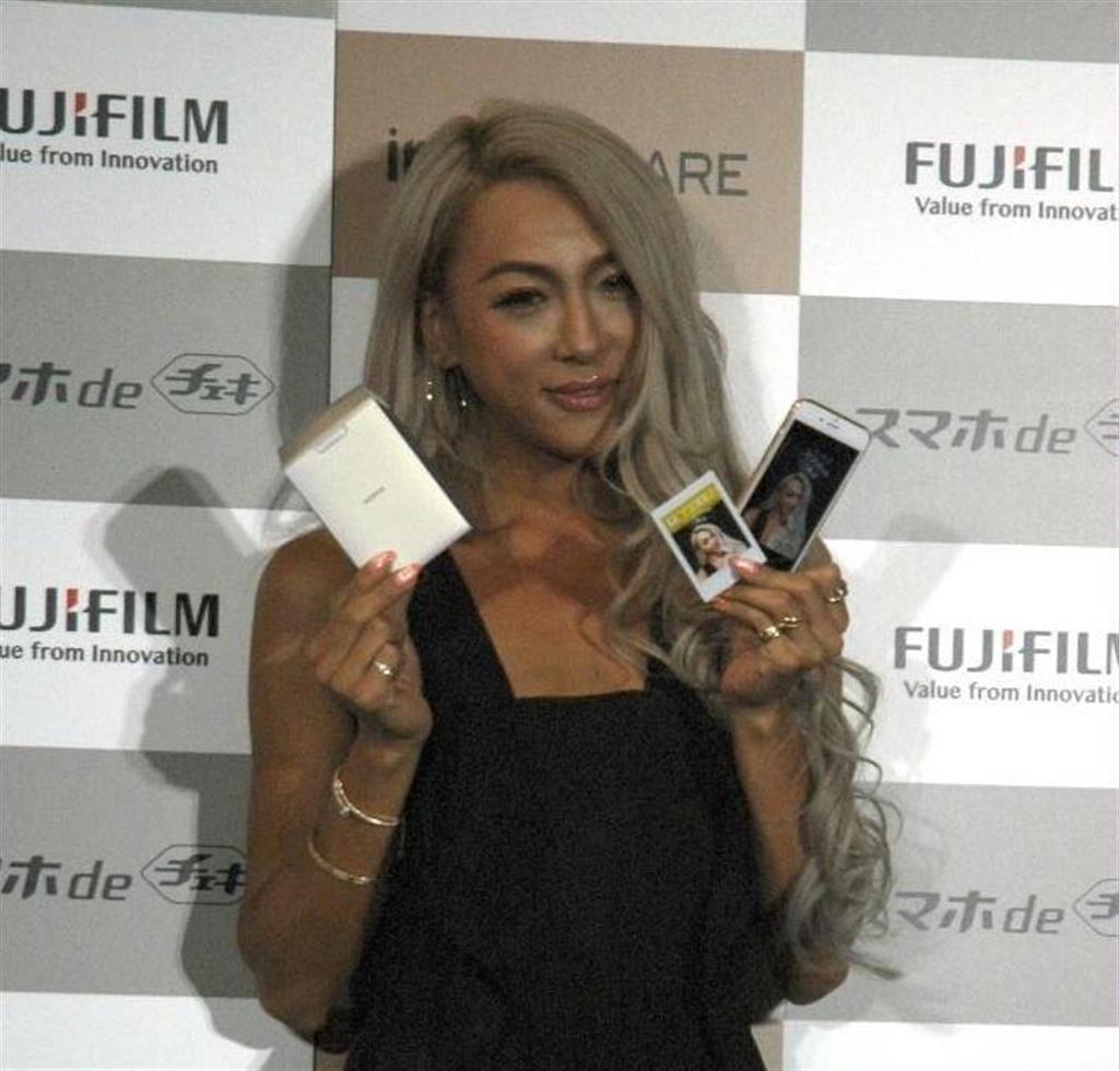 富士フイルムが発売するポーターブルプリンター「スマホｄｅチェキｉｎｓｔａｘＳＨＡＲＥＳＰ－２」をアピールするタレントのＧＥＮＫＩＮＧさん＝２７日、東京都港区