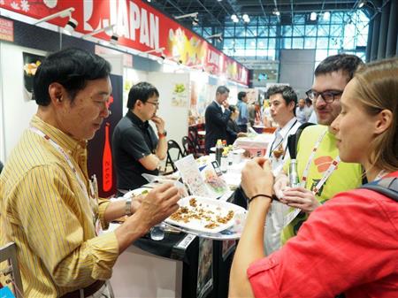 「あさつ」の大豆の加工食品を試食する来場者＝２６日、ニューヨーク（共同）