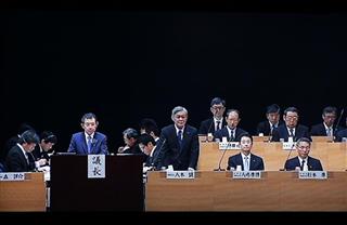 関西電力の株主総会の様子を映すプレスルームのモニター。株主総会で発言する八木誠社長（中央）＝２８日午前、大阪市福島区の堂島リバーフォーラム（村本聡撮影）