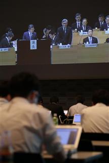 関西電力の株主総会の様子を映すプレスルームのモニター。株主総会で発言する八木誠社長（中央）＝２８日午前、大阪市福島区の堂島リバーフォーラム（村本聡撮影）