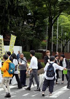 原発反対のビラが配られるなか会場に入る株主ら＝２８日、神戸市中央区のワールド記念ホール（門井聡撮影）