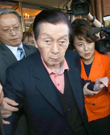 月、ソウル市内の病院に向かうロッテグループ創業者の重光武雄氏（聯合＝共同）