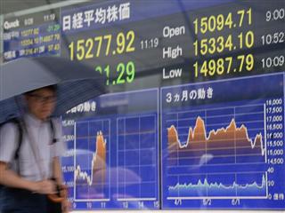 ２８日前場の日経平均株価を示すボード＝２８日午前、東京・八重洲（宮川浩和撮影）