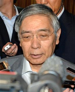 経済財政諮問会議を終え、記者の質問に答える日銀の黒田東彦総裁＝２８日午前、首相官邸（斎藤良雄撮影）