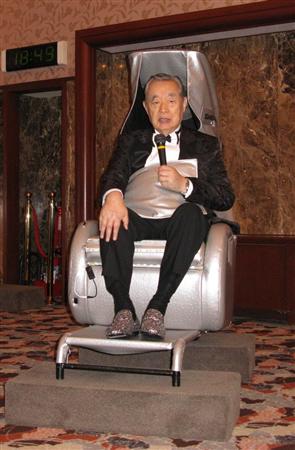 米寿の誕生祭を開催し、自身が発明した「がんがんロボット」を披露する発明家のドクター・中松氏＝２７日、東京・内幸町（篠田哉撮影）