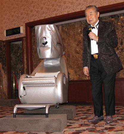 米寿の誕生祭を開催し、自身発明の「がんがんロボット」を披露する発明家のドクター・中松氏＝２７日、東京・内幸町（篠田哉撮影）