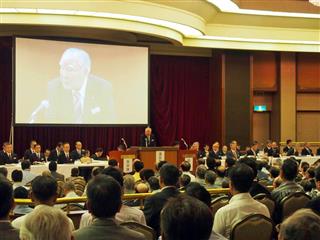 スズキの株主総会で話す鈴木修会長（中央）＝２９日、静岡県浜松市中区東伊場のグランドホテル浜松（会田聡撮影）