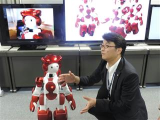 日立製作所の中央研究所で開かれた説明会では、ヒト型ロボット「エミュー３」が披露された＝２８日、東京都国分寺市