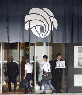 三井不動産の株主総会の会場に向かう株主ら＝２９日午前、東京都中央区