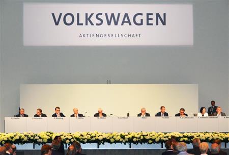 ドイツ北部ハノーバーで開かれた自動車大手フォルクスワーゲンの株主総会に出席した経営陣（共同）