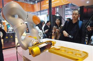 中国上海で開催された展示会に出品されたＫＵＫＡのロボット＝２０１５年１１月（共同）