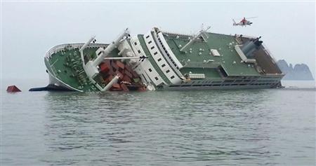 韓国海洋警察が撮影した沈没直前のセウォル号のビデオ映像。甲板上のコンテナがずれ落ちそうになっている＝２０１４年４月１６日（韓国海洋警察提供・共同）
