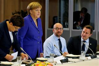 ２９日、ブリュッセルでのＥＵ首脳会議に出席したドイツのメルケル首相（左から２人目）ら加盟国首脳（ロイター＝共同）