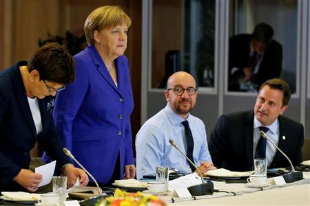 ２９日、ブリュッセルでのＥＵ首脳会議に出席したドイツのメルケル首相（左から２人目）ら加盟国首脳（ロイター＝共同）