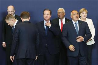 ２８日、国民投票で英国が離脱決定後に行われた初のＥＵ首脳会議で、記念撮影に臨むキャメロン英首相（中央）ら。右端はドイツのメルケル首相＝ブリュッセル（ゲッティ＝共同）