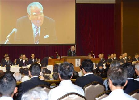 スズキの株主総会で株主に説明する鈴木修会長（中央）＝２９日、浜松市中区