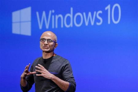 ウィンドウズ１０の新機能について紹介するマイクロソフトのナデラＣＥＯ（ロイター）