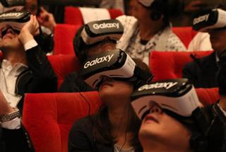 フジテレビとグリーがバーチャルリアリティ（ＶＲ）に関する業務提携について行った記者会見で、報道陣によるＶＲ映像の体験が行われた＝３０日、東京・台場（荻窪佳撮影）