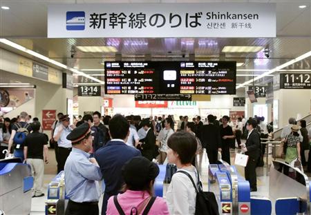 ダイヤが乱れ、混雑するＪＲ広島駅の新幹線改札口付近＝３０日午前９時１４分