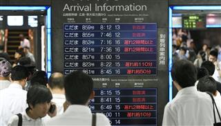 新幹線の遅れを知らせるＪＲ博多駅の電光掲示板＝３０日午前９時１１分