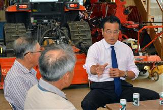参院選の応援で秋田市に入り、農家と意見交換する民進党の岡田克也代表＝３０日（渡辺浩撮影）