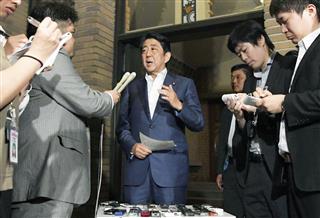 英国のキャメロン首相、ドイツのメルケル首相との電話会談を終え、記者団の質問に答える安倍首相＝３０日夜、首相公邸