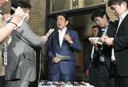 英国のキャメロン首相、ドイツのメルケル首相との電話会談を終え、記者団の質問に答える安倍首相＝３０日夜、首相公邸