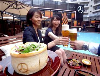 メルセデス・ベンツ日本とサッポロビールのコラボ店舗「ビヤテラス」＝東京都港区
