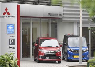 販売を再開した軽自動車が並んだ三菱自動車の販売店＝１日午前、東京都目黒区