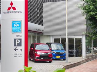 受注を再開した軽自動車を並べる三菱自動車の販売店＝１日、東京都目黒区鷹番の関東三菱自動車販売目黒店（会田聡撮影）