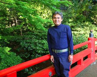 「初めてこの庭を見たときは、東京のほぼ真ん中にこんな自然が残っているのにびっくりした」と話す岡安晃氏