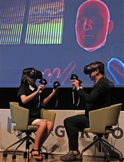 フジテレビとグリーが制作したＶＲ映像コンテンツを体験する起業家の椎木里佳さん（左）とスポーツジャーナリストの前園真聖さん＝３０日、東京・台場