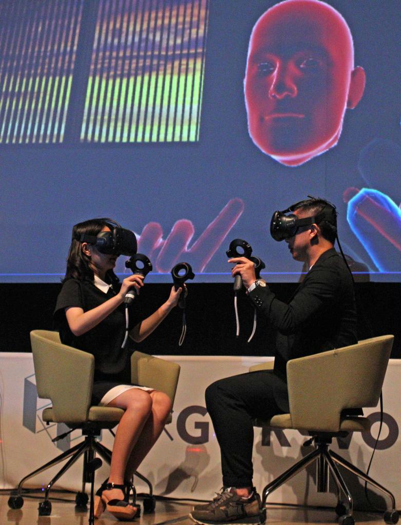 フジテレビとグリーが制作したＶＲ映像コンテンツを体験する起業家の椎木里佳さん（左）とスポーツジャーナリストの前園真聖さん＝３０日、東京・台場