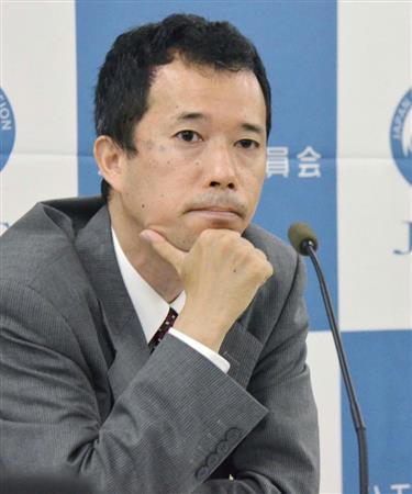 記者会見する公正取引委員会企業結合課の品川武課長＝３０日午後、経産省