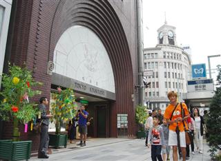 ３１年連続で路線価が日本一となった東京・銀座の「鳩居堂」前