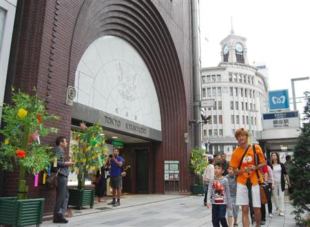 ３１年連続で路線価が日本一となった東京・銀座の「鳩居堂」前