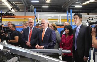 ５月、メルボルンのホザム選挙区で、ターンブル豪州首相（中央）と工場を視察するジョージ・ホワ氏（右）＝ホワ氏提供