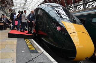 英グレート・ウエスタン鉄道が公開した日立製の新型高速鉄道車両「クラス８００」＝６月３０日、英ロンドンのパディントン駅（岡部伸撮影）