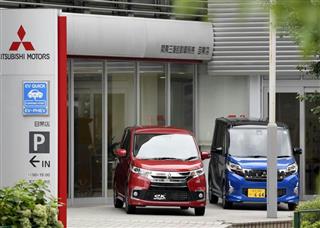 販売を再開した軽自動車が並んだ三菱自動車の販売店=1日午前、東京都目黒区 販売を再開した軽自動車が並んだ三菱自動車の販売店=1日午前、東京都目黒区