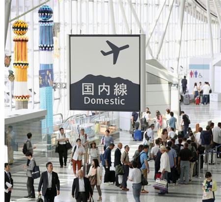 民営化された仙台空港出発ロビーの利用者ら＝１日午前