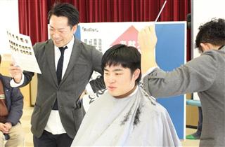 理容店の組合が開いたセミナーでは、「就活ヘア」のカット実演が披露された＝奈良市