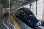 新潟駅に停車中の「ＧＥＮＢＩＳＨＩＮＫＡＮＳＥＮ／現美新幹線」