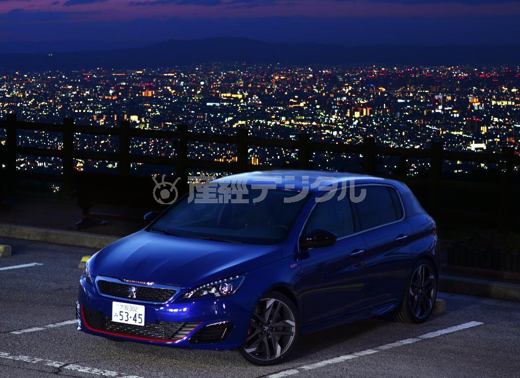 東六甲展望台からの大阪の夜景をバックに。プジョー・３０８ＧＴｉ