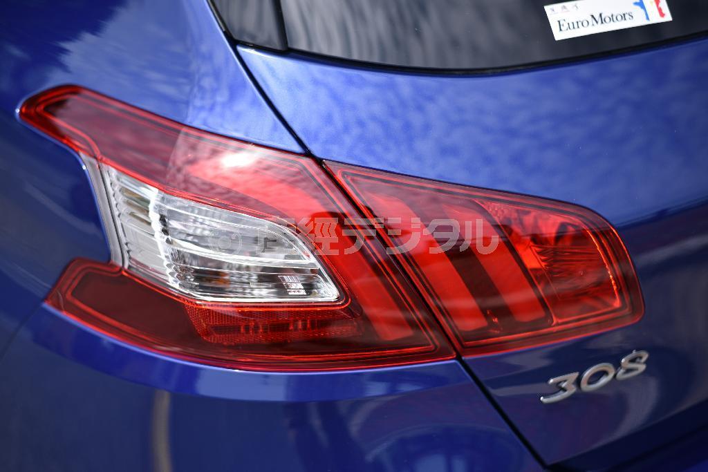 リアコンビランプにボディが食い込む意匠は最近のプジョーのお約束。プジョー・３０８ＧＴｉ