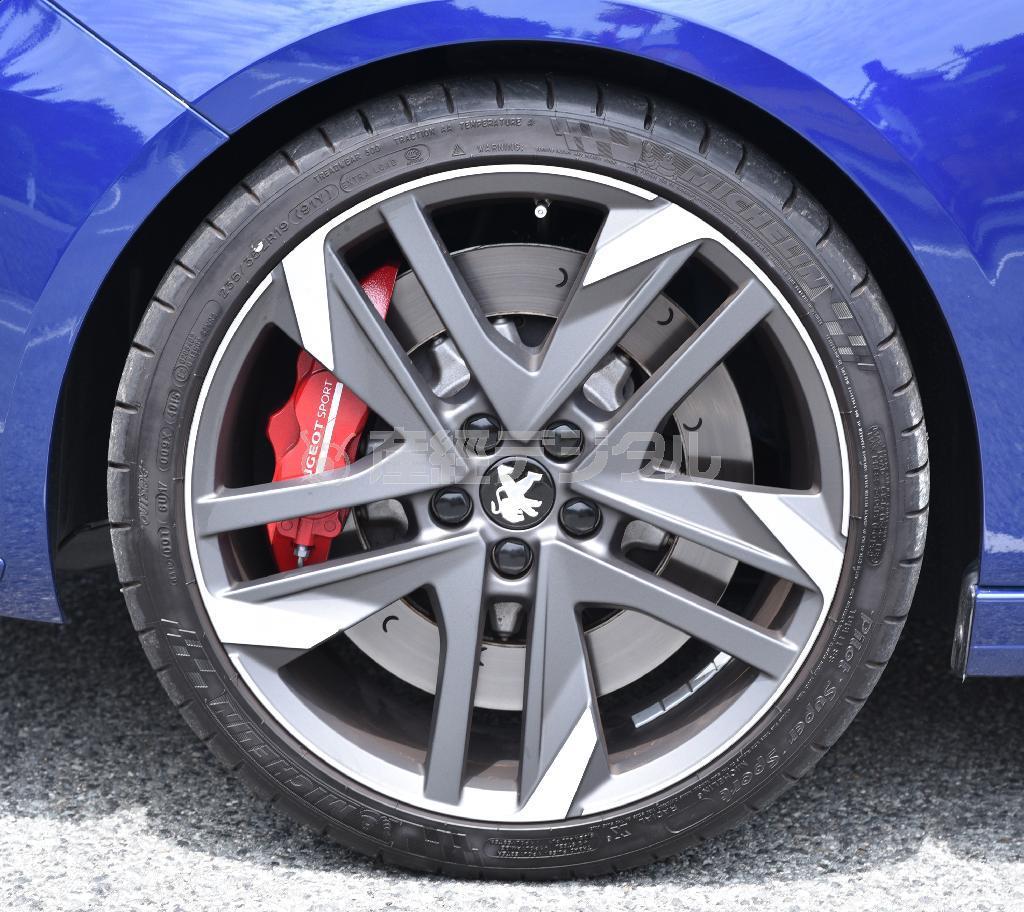 タイヤサイズは前後ともに２３５／３５１９インチと極太。特に前輪は、大径ブレーキディスクと赤いキャリパーがスポーツモデルであることを主張する。プジョー・３０８ＧＴｉ