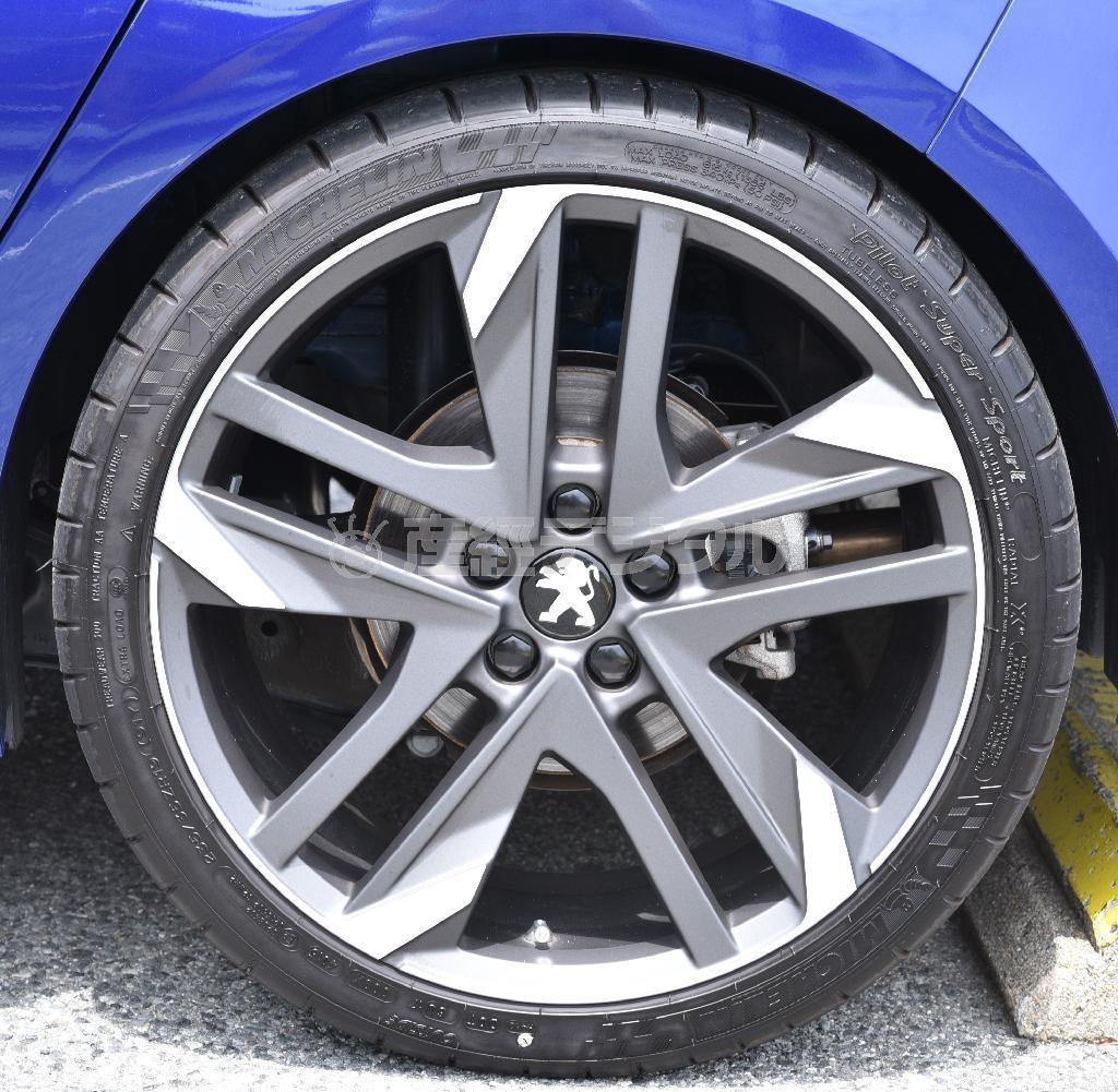 後輪はタイヤサイズは同じだが、ディスクは思いのほか小さめ。プジョー・３０８ＧＴｉ
