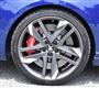 タイヤサイズは前後ともに２３５／３５１９インチと極太。特に前輪は、大径ブレーキディスクと赤いキャリパーがスポーツモデルであることを主張する。プジョー・３０８ＧＴｉ